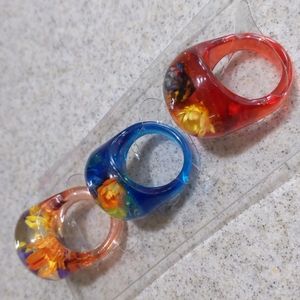 Lucite rings with Flowers size 7